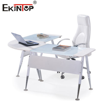 Bàn văn phòng hình L kính hiện đại với chân bạc
