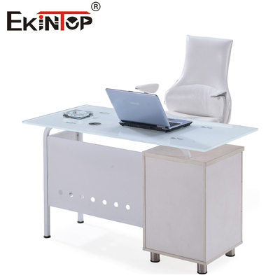 Bàn văn phòng hình L kính hiện đại với chân bạc