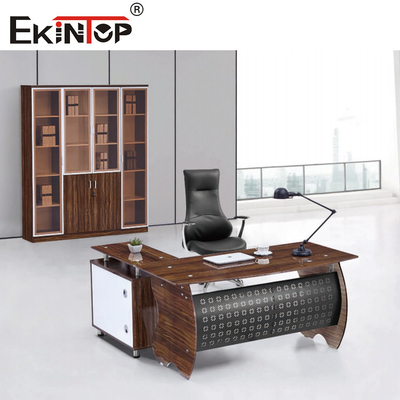 Màu đen nâu kính trên bàn gỗ với chân kim loại