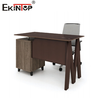Chiếc bàn làm việc bằng gỗ hình dạng I