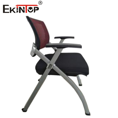 Chiếc ghế huấn luyện đen hiện đại và gối bọt bàn thiết kế gấp