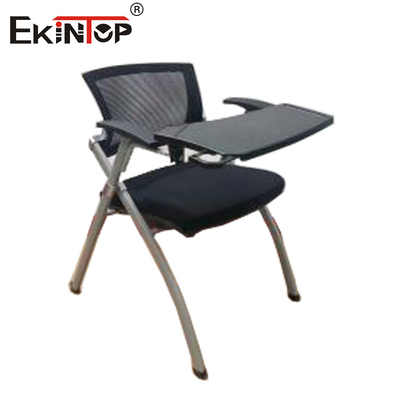 Chiếc ghế huấn luyện đen hiện đại và gối bọt bàn thiết kế gấp