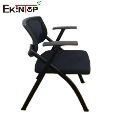 Chiếc ghế huấn luyện đen hiện đại và gối bọt bàn thiết kế gấp