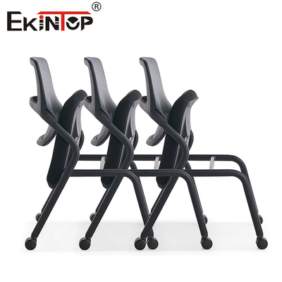 Ghế huấn luyện màu đen hiện đại với bánh xe xếp chồng được đúc bọt nhớ