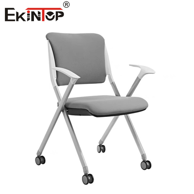 Chiếc ghế tập thể dục gấp theo phong cách hiện đại với tay gối bánh xe nền sơn màu xám