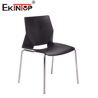 ghế phòng tập luyện màu đen xếp chồng với chân kim loại và đệm ghế nhựa