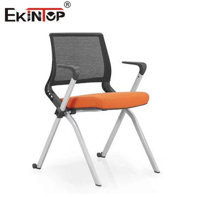 ghế phòng tập luyện màu đen xếp chồng với chân kim loại và đệm ghế nhựa