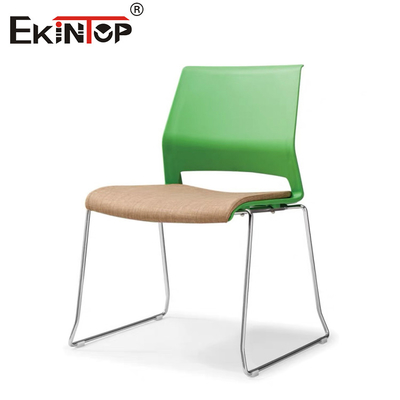 Ghế huấn luyện nền được sơn màu xám với bánh lưng xanh lá cây và dựa cánh tay