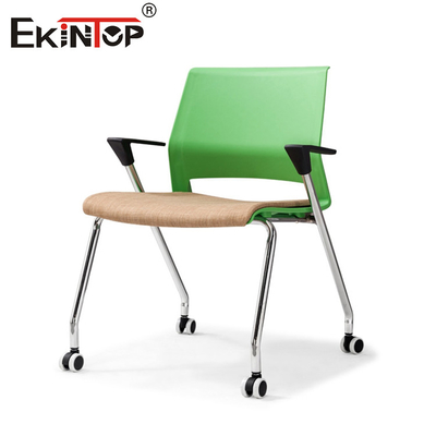 Ghế huấn luyện nền được sơn màu xám với bánh lưng xanh lá cây và dựa cánh tay