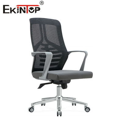 Chỗ ghế văn phòng bền giữa lưng lưới với bánh xe xoay và chiều cao điều chỉnh