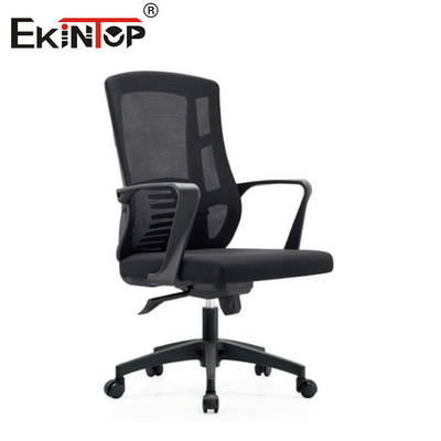 Chỗ ghế văn phòng bền giữa lưng lưới với bánh xe xoay và chiều cao điều chỉnh