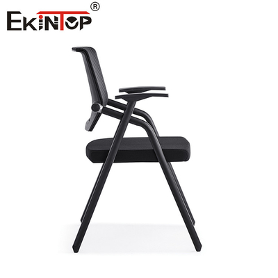 Ghế huấn luyện xếp chồng theo phong cách hiện đại với bánh xe và vật liệu lưới