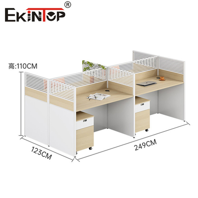 Bàn làm việc nhân viên phong cách hiện đại bằng gỗ với bảng điều khiển màn hình riêng tư