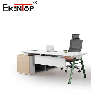 Bàn văn phòng điều hành với tủ được gắn bằng gỗ theo phong cách hiện đại