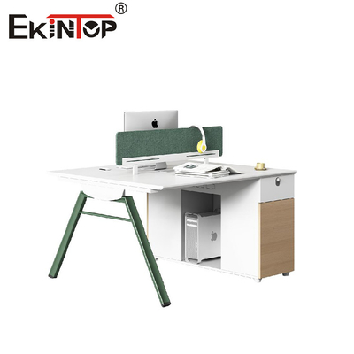 Các trạm làm việc hiện đại với màn hình bảo mật và tủ lưu trữ