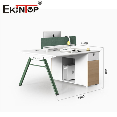 Các trạm làm việc hiện đại với màn hình bảo mật và tủ lưu trữ