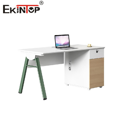 Các trạm làm việc của nhân viên theo kiểu kinh doanh với đỉnh gỗ chân kim loại