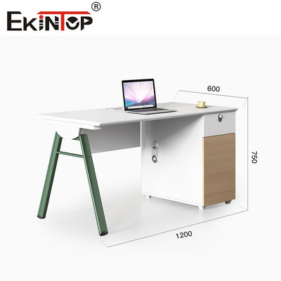 Các trạm làm việc của nhân viên theo kiểu kinh doanh với đỉnh gỗ chân kim loại