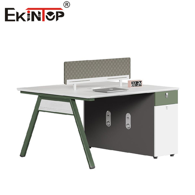 Đồ nội thất văn phòng được thiết kế hợp lý với trạm làm việc màn hình riêng tư