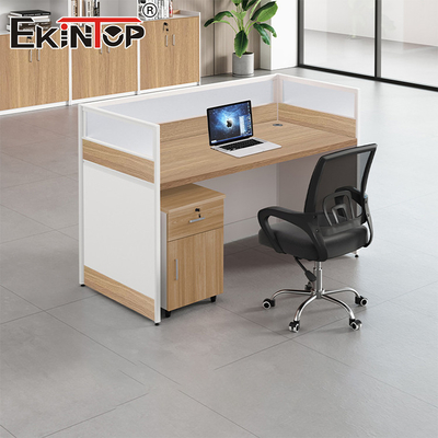 Bàn văn phòng nhân viên Walnut với vách ngăn bàn nhỏ