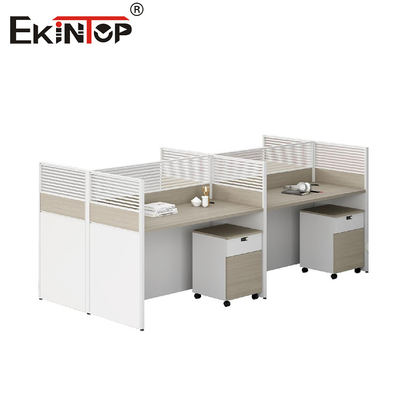 Bàn làm việc nhân viên phong cách hiện đại bằng gỗ với bảng điều khiển màn hình riêng tư