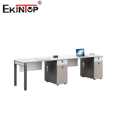 Trạm làm việc văn phòng đa chỗ ngồi theo phong cách hiện đại với màn hình riêng tư